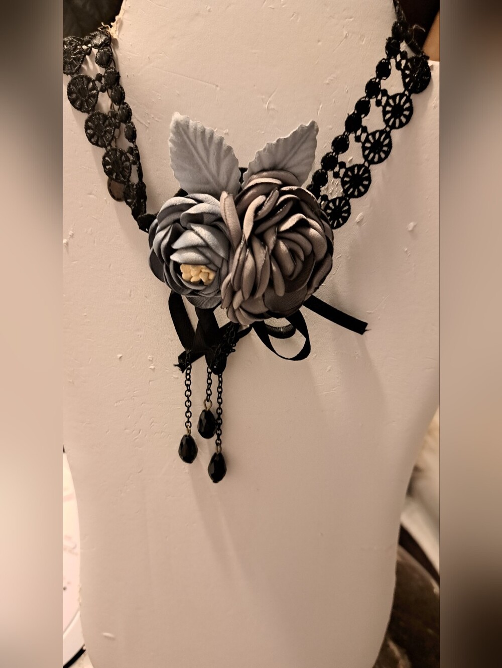 Floral Ribbon Pendant Choker Necklace in Gray and Black - Elegant Women’s Jewel